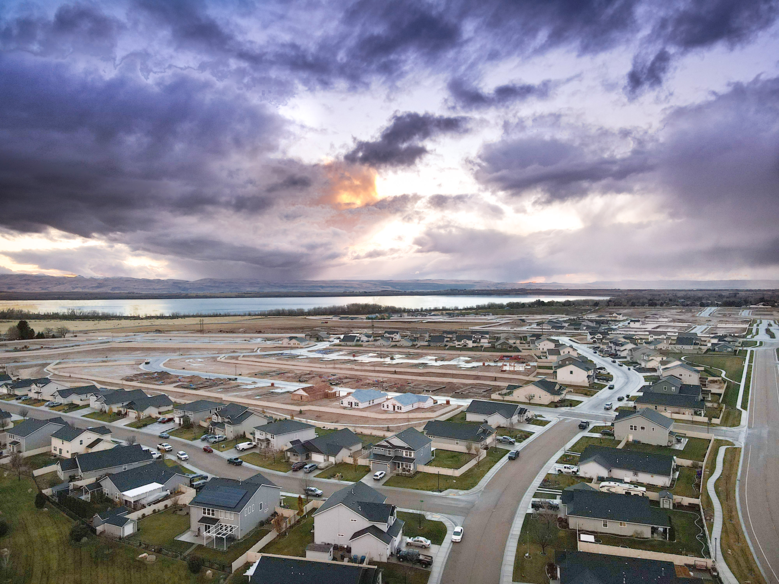 Cirrus Pointe neighborhood with Lake Lowell in the background